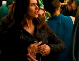 Alison Brie’s Jiggling Plots In How To Be Single